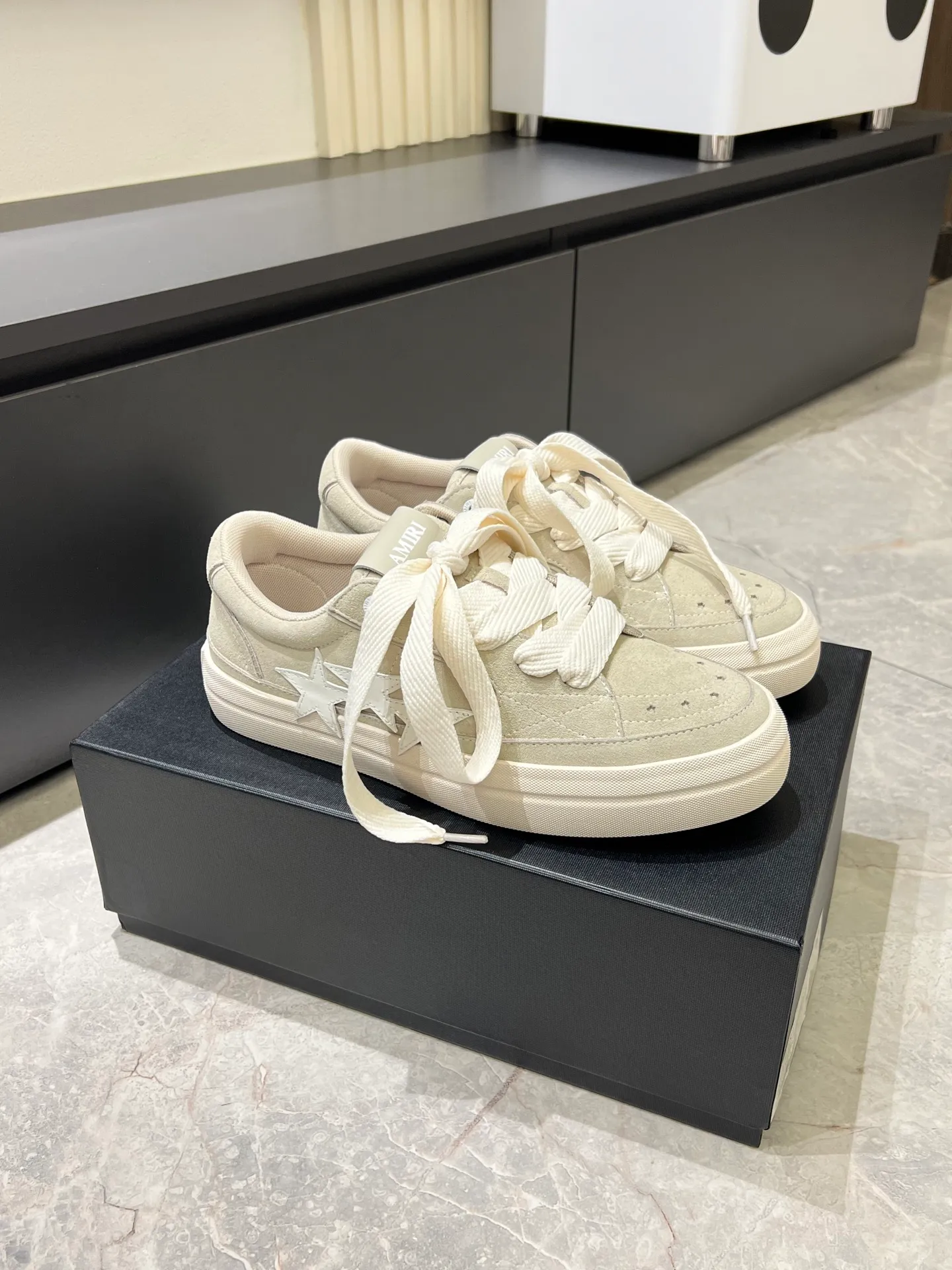 Men's shoes 💰p560 "AMIR*" new men's low-top casual sports sneakers bone shoes, another pair of irresistible bone shoes. Bone shoes are one of AMIRI's most popular items. Made of first-layer cowhide upper. The side bones are made of two cowhide laminations. It has a three-dimensional effect. The leather incisions are all oil-edged. Contrast color design. Simple style. Fashionable sports. Customized metal LOGO nameplate embellished with laces. Exclusive top-quality version. Supports contrast. Breathable mesh lining. The original rubber outsole is a must-have item for daily leisure. It is suitable for various occasions. If you pursue high quality, check it out. It is super cool on the feet and comes with a full set of original packaging! Size: 39-45!